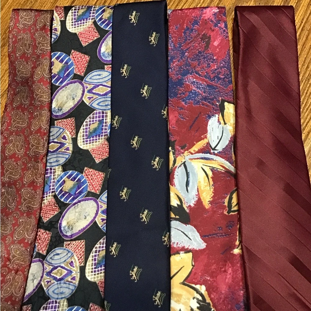 Up for sale is a total of 10 men’s neckties J6